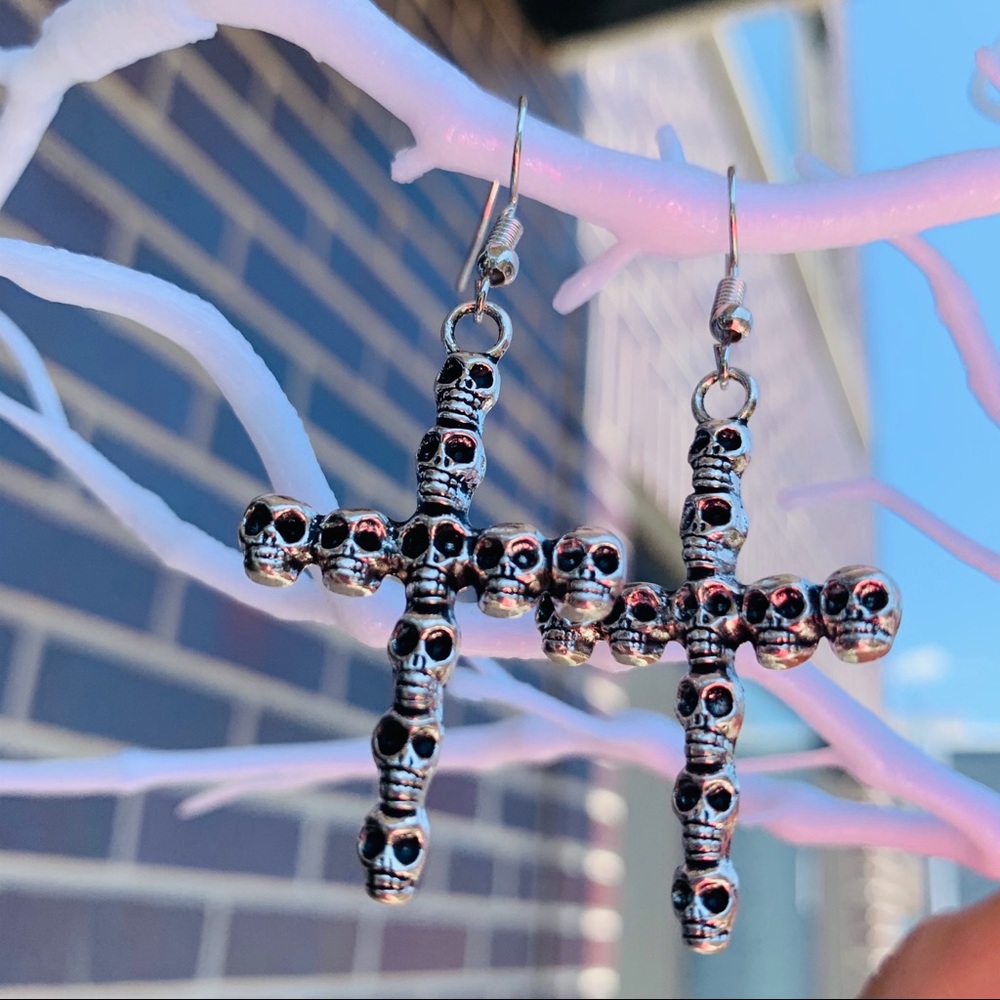 Cross Skulls Gothic Antique Silver Dangle Earrings - Picture 11 of 12